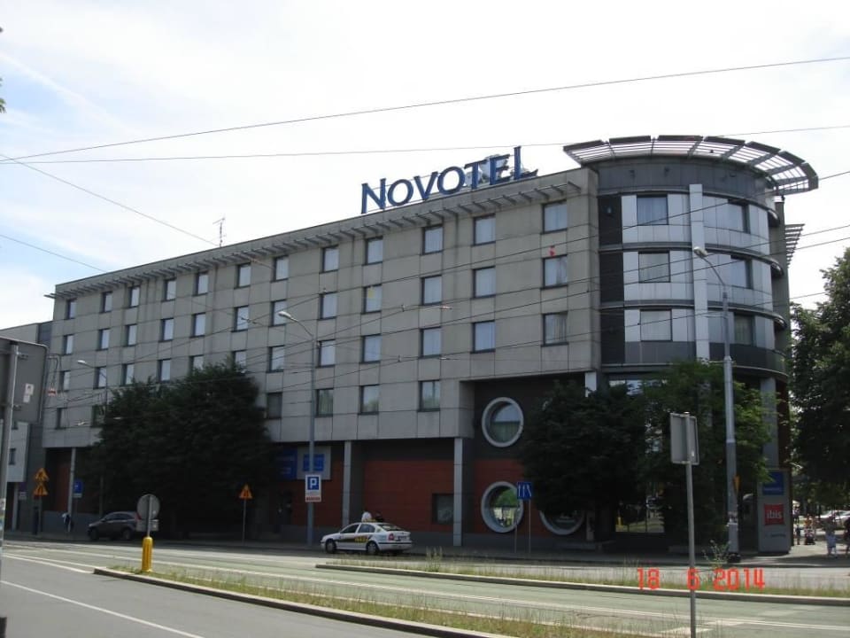 Widok hotelu od strony wejścia Hotel Novotel Szczecin