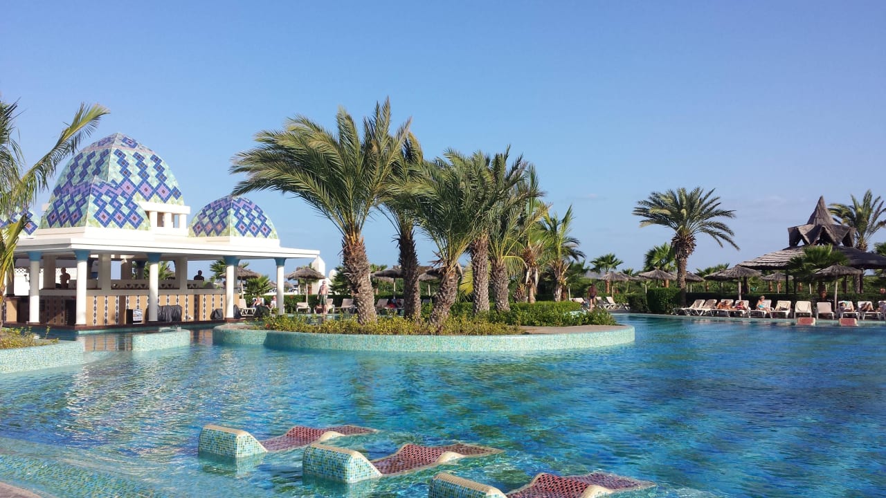 Pool mit Bar Hotel Riu Karamboa