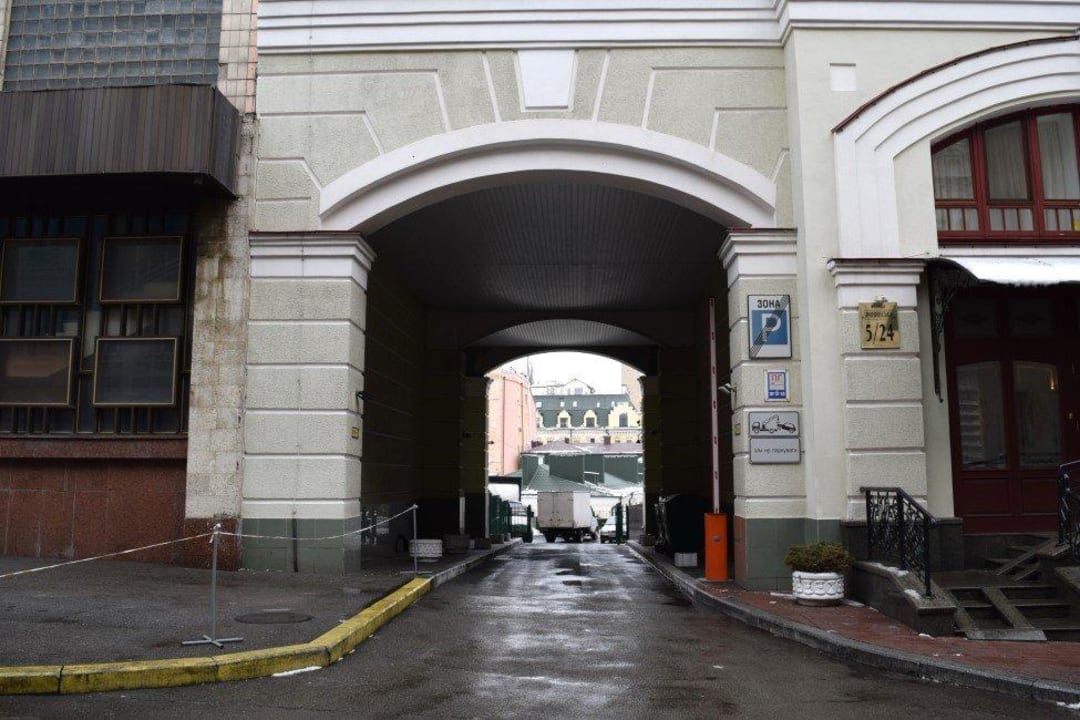 Tor-Zufahrt. Das Hotel ist auf dem Hinterhof. Hotel Bontiak