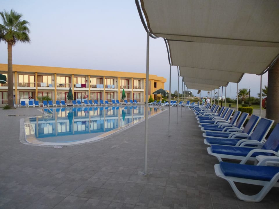 2. Pool Royal Beach Club Hotel