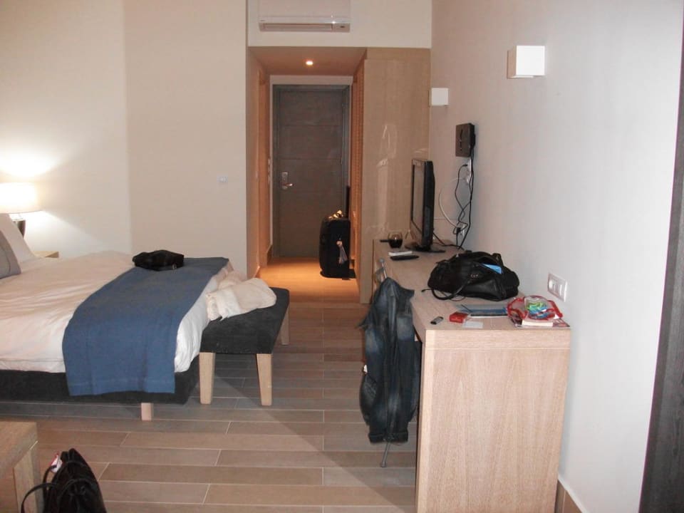 Blick von der Terrasse ins Zimmer und den Eingang Aquagrand Artistic Luxury Beach Resort - Adults only