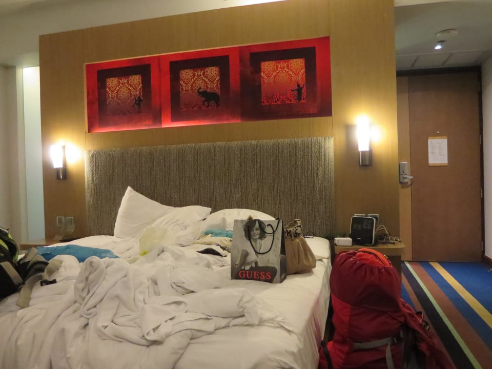 Bett mit Blick zum Flur Aloft Bangkok Sukhumvit 11