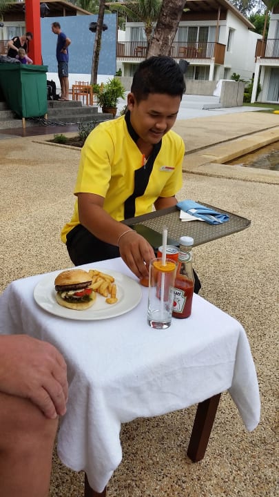 Snack am Mittag am Pool The Briza Beach Resort Khaolak