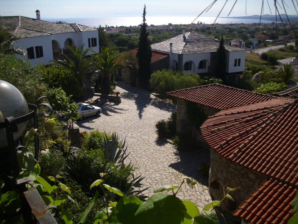 Unten liegt Nikiti Hotel Geranion Village