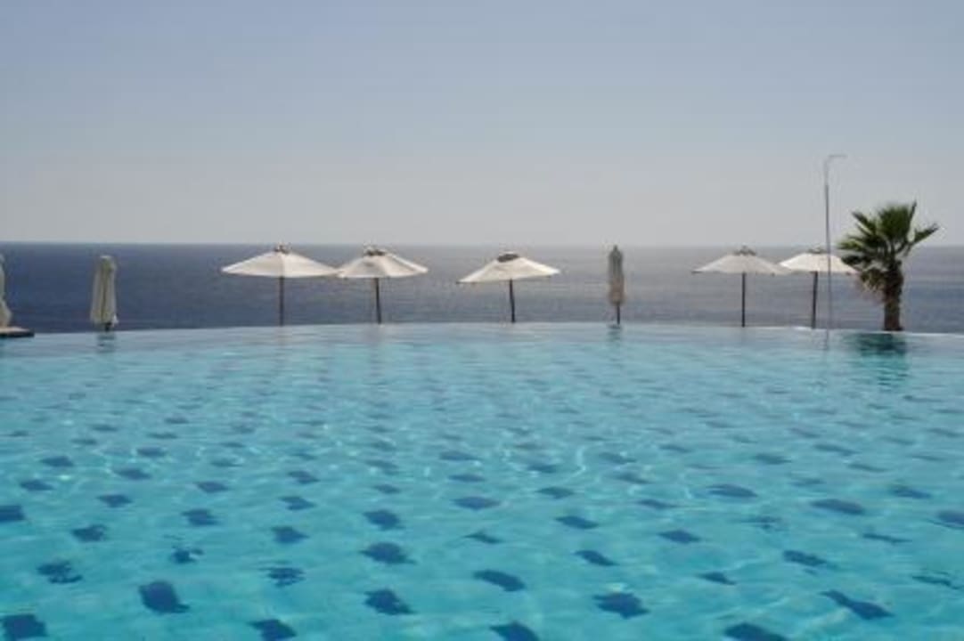 Der Blick vom Pool ins Meer Hotel Kalithea Horizon Royal