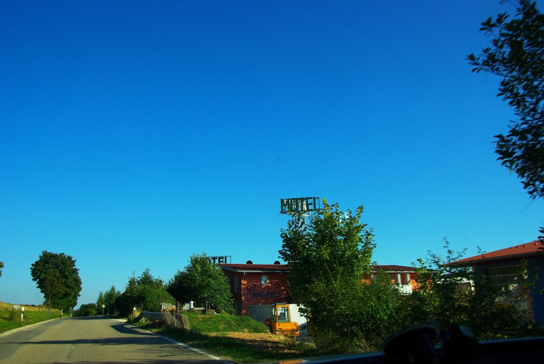 Anfahrtstrasse von der AB Max Motel