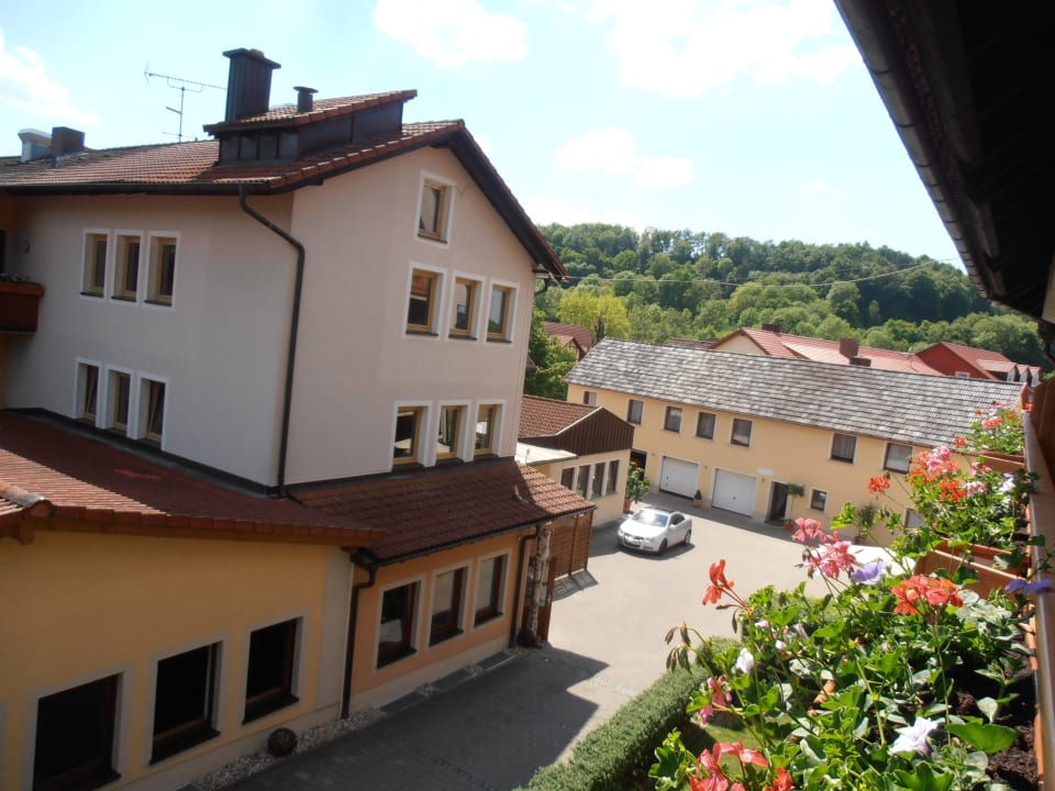 Blick nach rechts auf  Parkplatz und  Haupthaus Hotel Zum Löwen