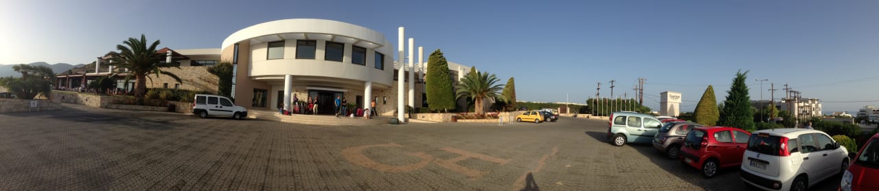 Hotel von außen mit Parkplatz Grand Hotel Holiday Resort