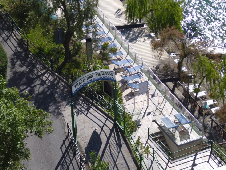 Blick vom balkon runter zur srandbar Hotel Astor