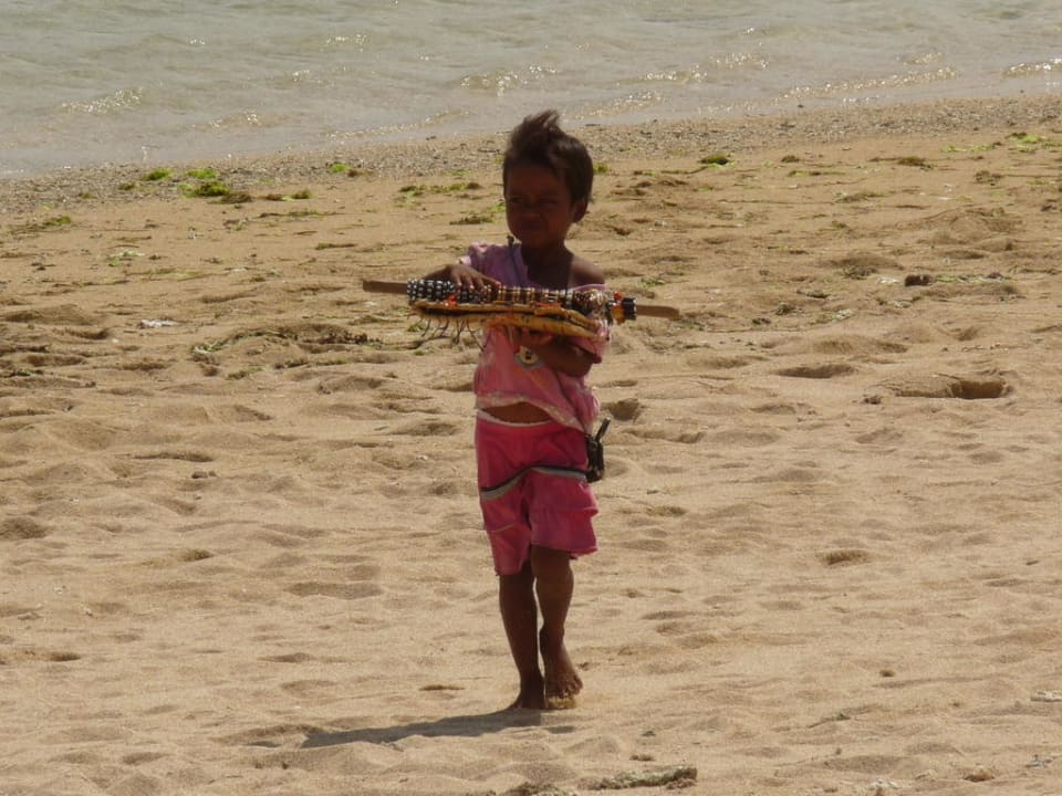 Kleine Verkäuferin Novotel Lombok Resort & Villas