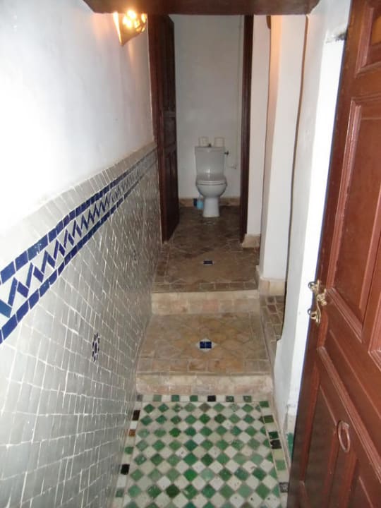 Gang zur Toilette (rechts Bad) Hotel Riad Dar Al Batoul
