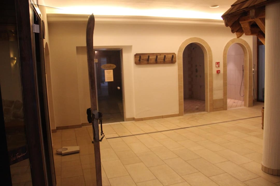 Wellness Eingang Hotel Wiesenhof Garden Resort