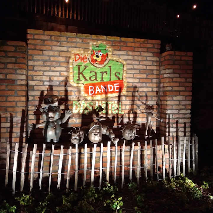 Sonstiges Die Karls Bande - Das Hotel