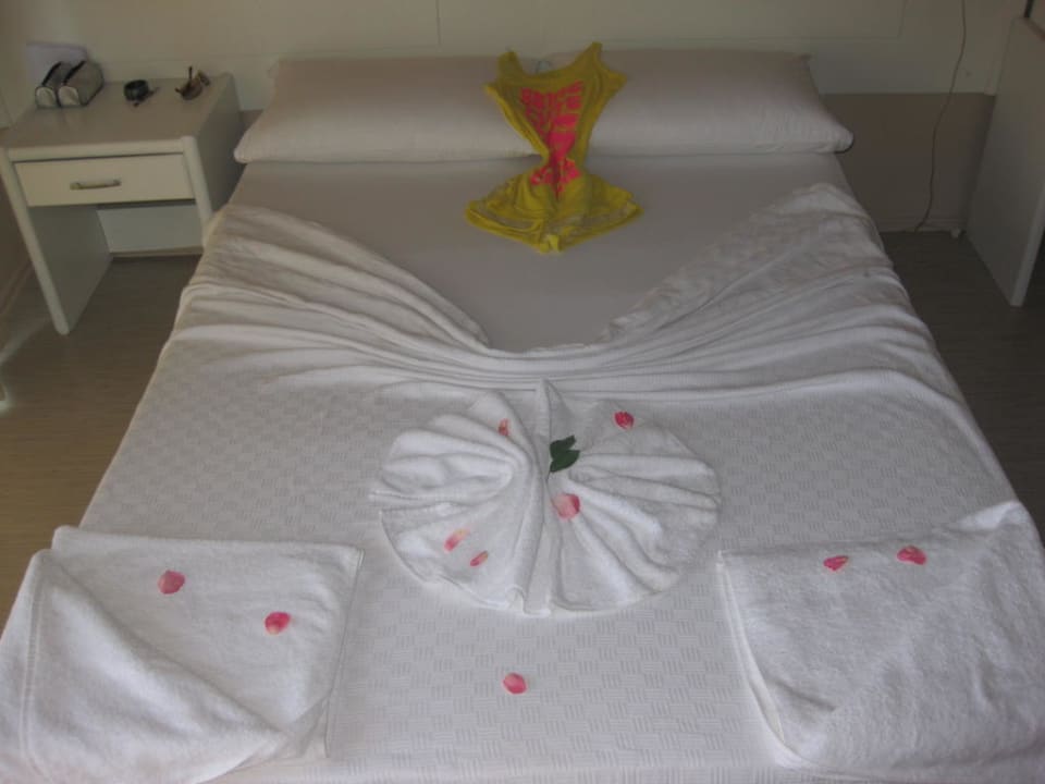 Bett mit Blüten! Süss (und sehr bequem) Makri Beach Hotel