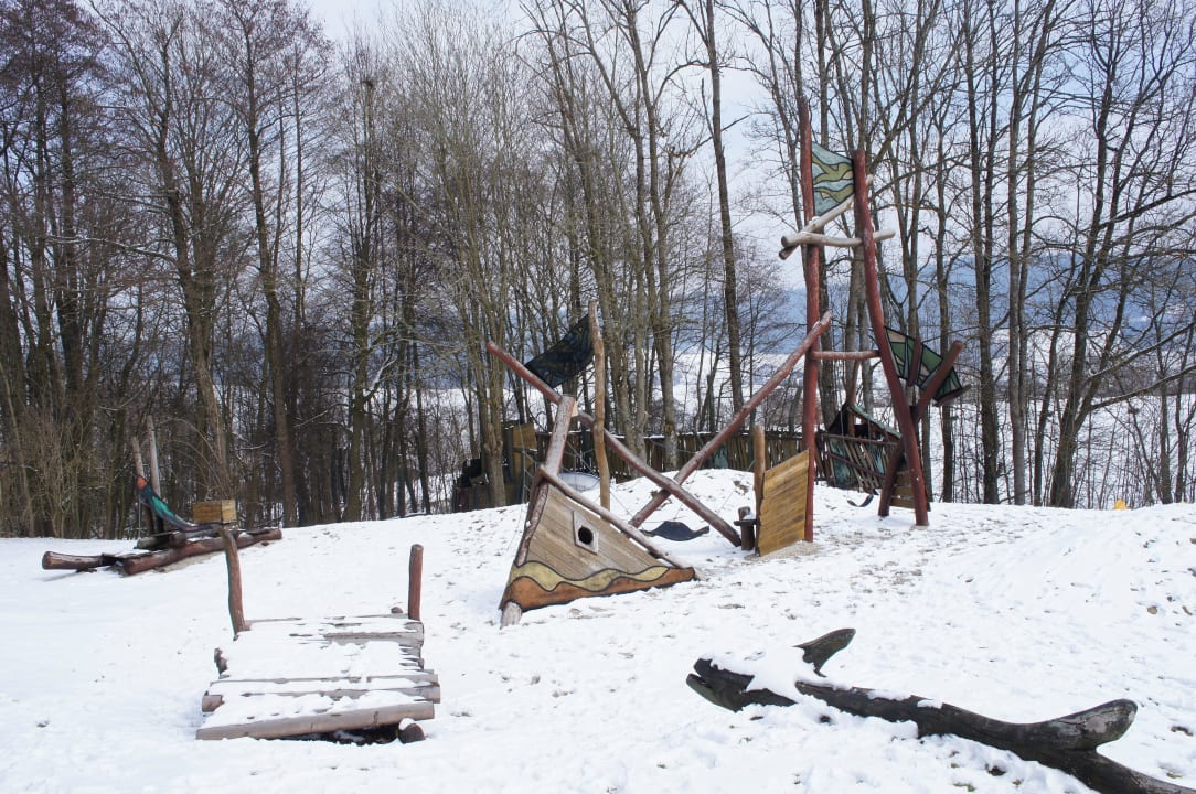 Verschneiter Kinderspielplatz Aldiana Club Ampflwang