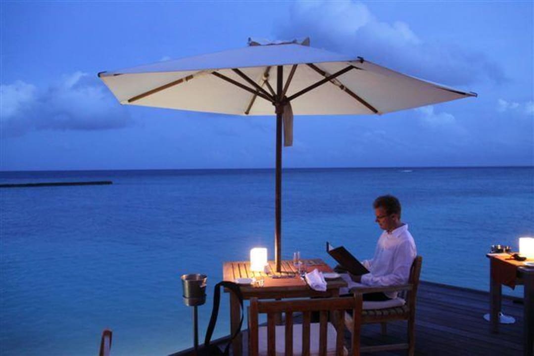 Bei Schönwetter wird draussen gedeckt Veligandu Maldives Resort Island