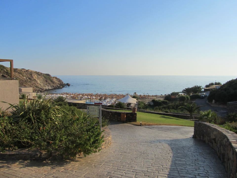 Ein Weg durch die Anlage zum Pool/Strand Atlantica Mikri Poli Crete