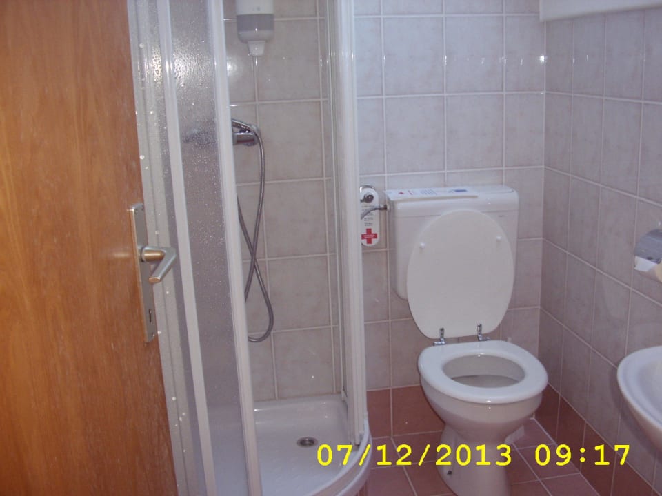 Badezimmer war sauber bis auf den Boden Terme Banovci - Hotel Zeleni Gaj