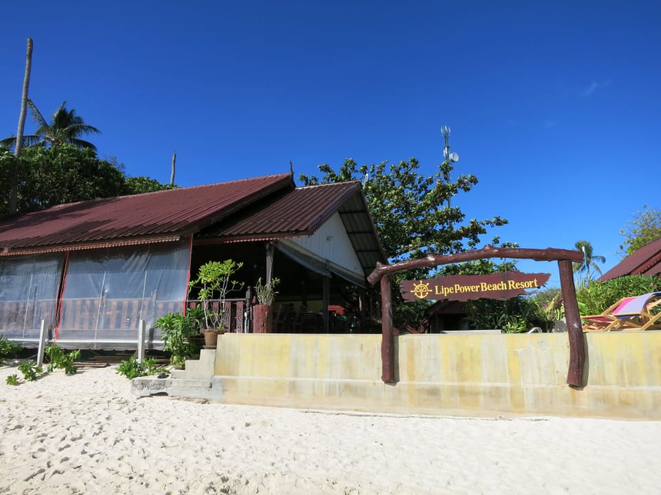 Blick vom Strand zum Resortrestaurant Hotel Lipe Power Beach Resort