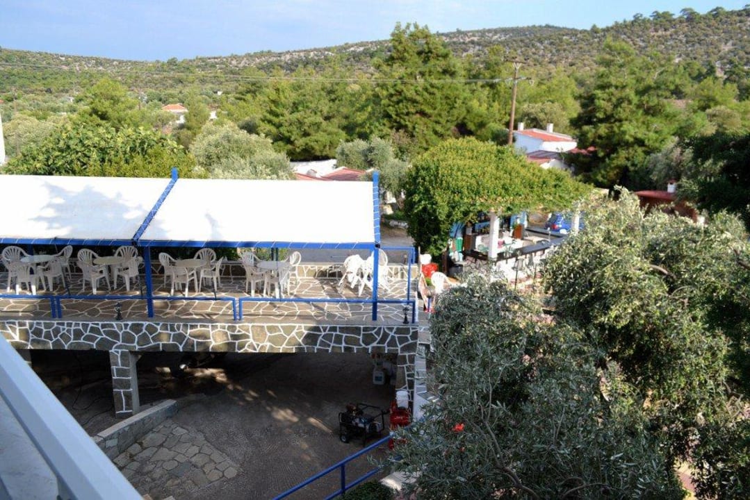 Widok z balkonu na świetlicę i barek przy basenie Hotel Astris Sun