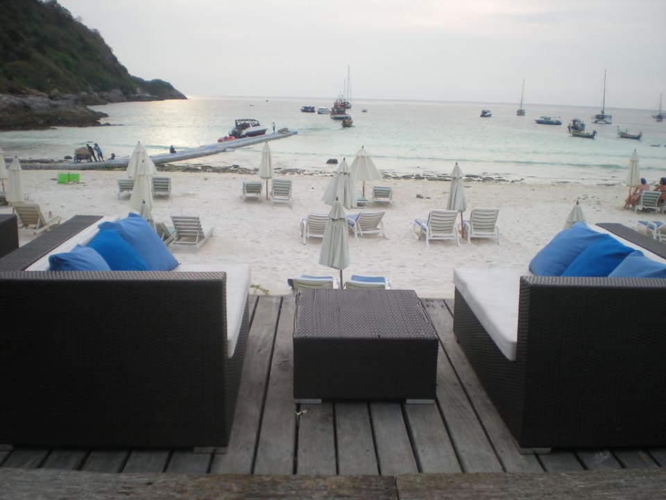 Von der Bar zum öffentlichen Strand Hotel The Racha