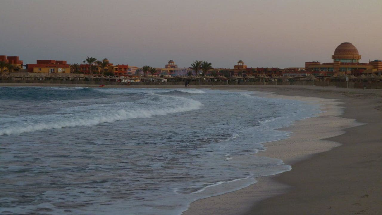 Abenddämmerung am leeren Strand Malikia Resort Abu Dabbab