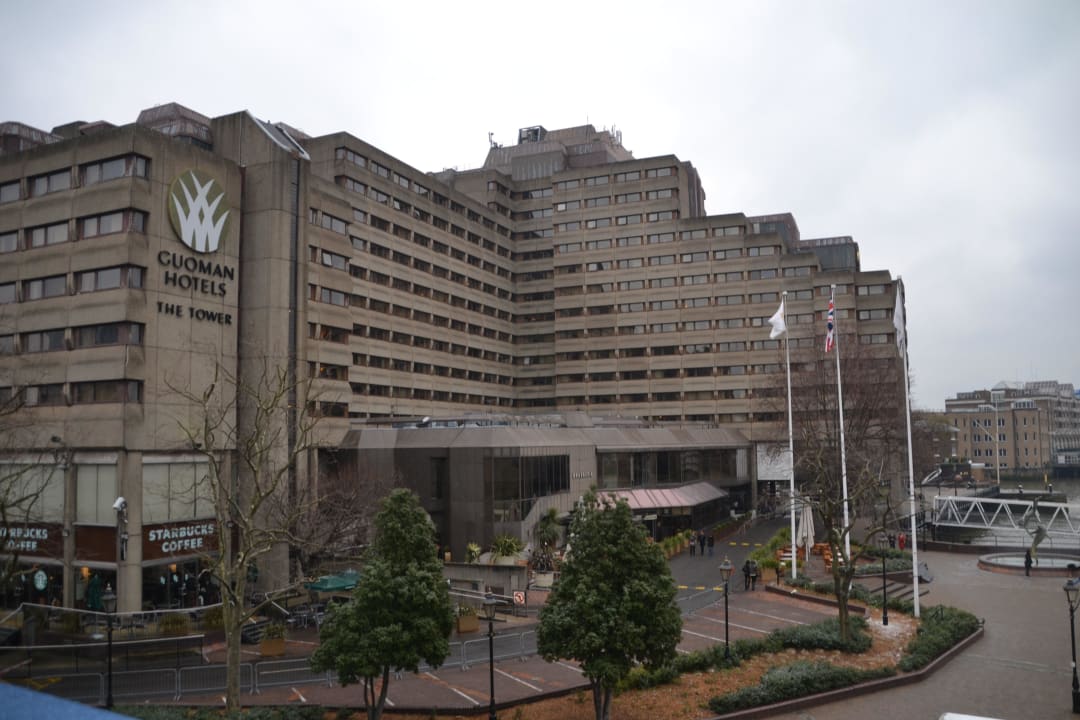 Starbucks an jeder Ecke The Tower - A Guoman Hotel