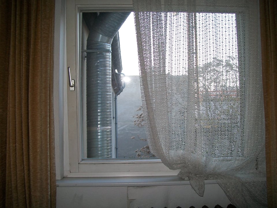 Unter dem Fensterbank die Tapete ist abgegangen.  Hotel Berlin Märkischer Hof am Tacheles