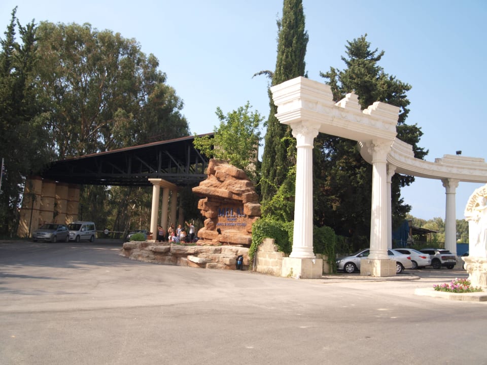 Einfahrt zum hotel Melas Holiday Village