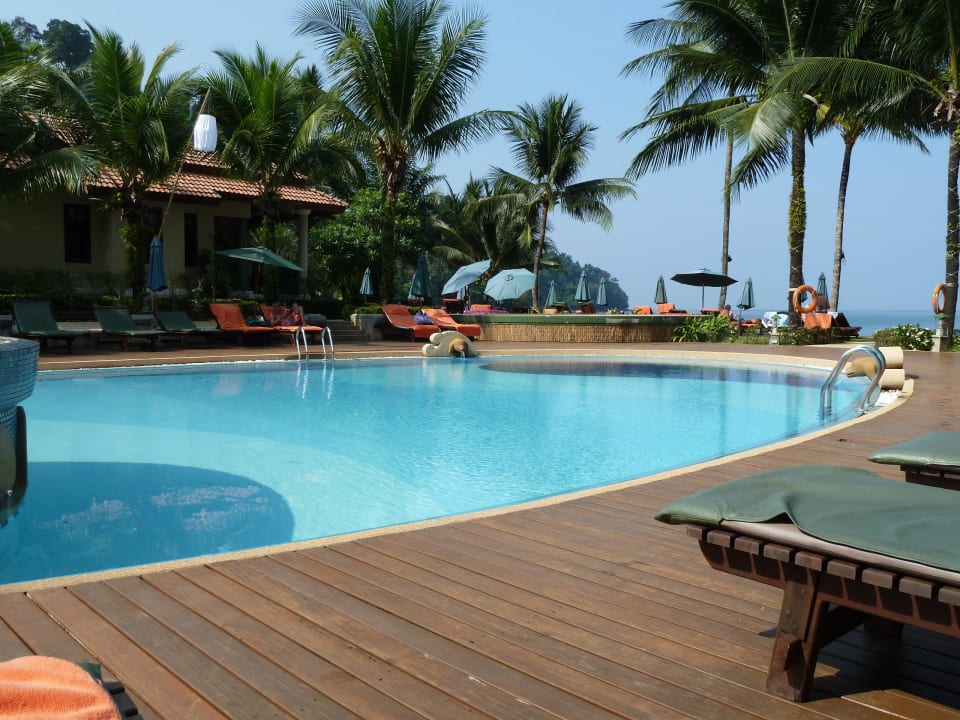 Der untere Pool, direkt am Strand Khao Lak Bayfront Resort
