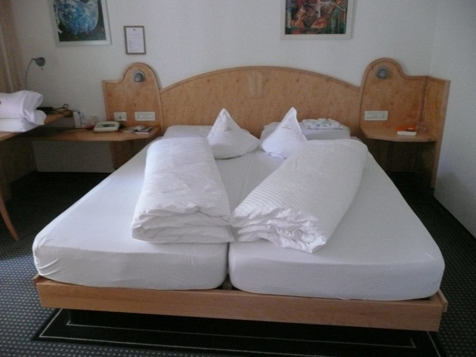 Schlafzimmer der Hotelsuite mit Sicht auf Parkanla Hotel Burggräflerhof