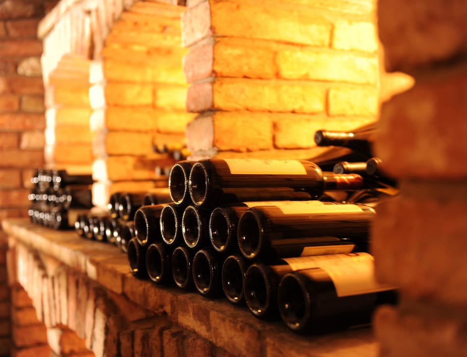 In den drei Weinkellern lagern ausgesuchte Tropfen Hotel Villa Irma