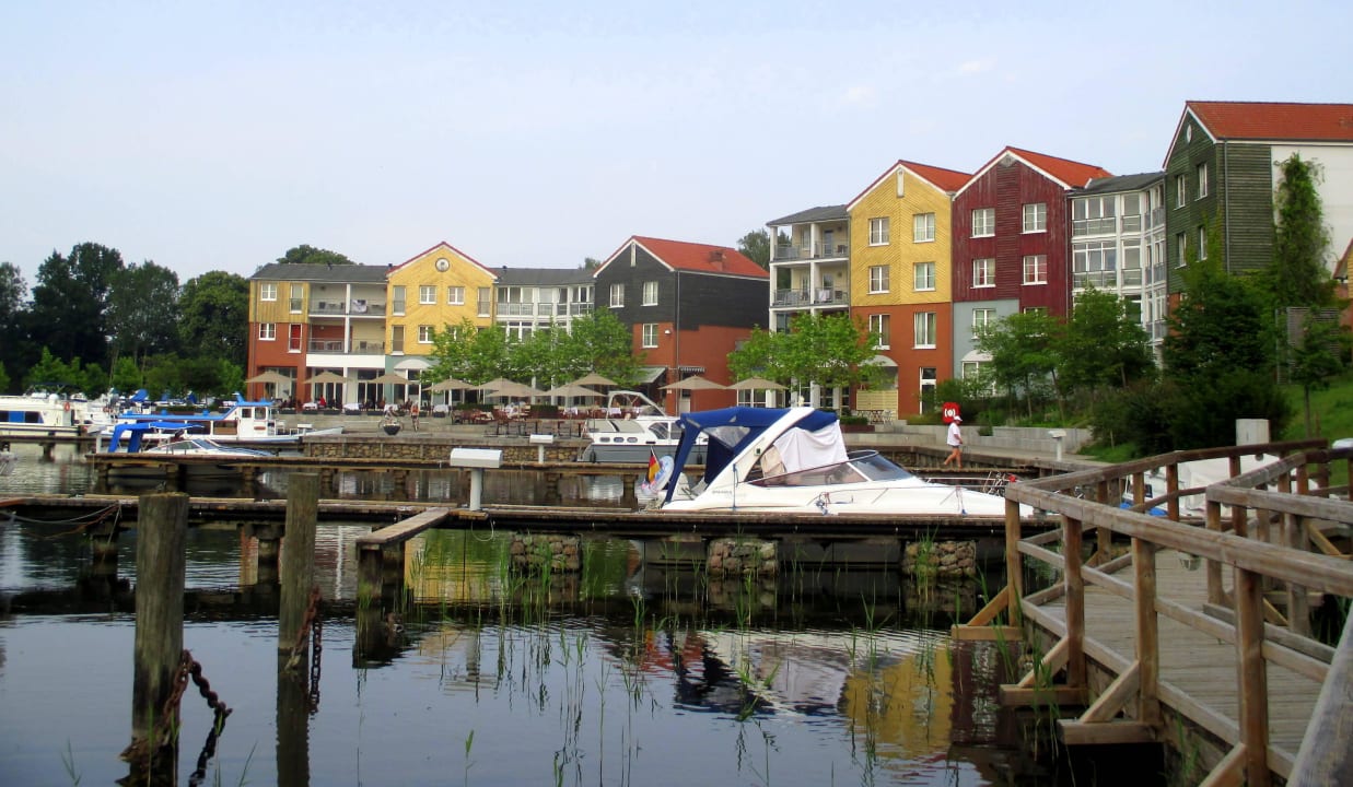 Blick über den Hafen zum Hotel Precise Resort Marina Wolfsbruch