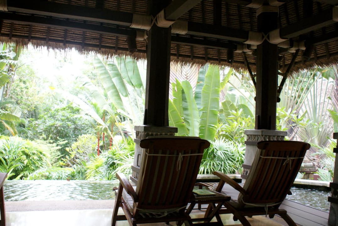 Liegestühle am unteren Pool mit Aussicht Hotel Pimalai Resort & Spa