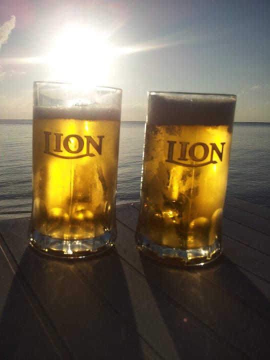Bierchen zum Sonnenuntergang Summer Island Maldives