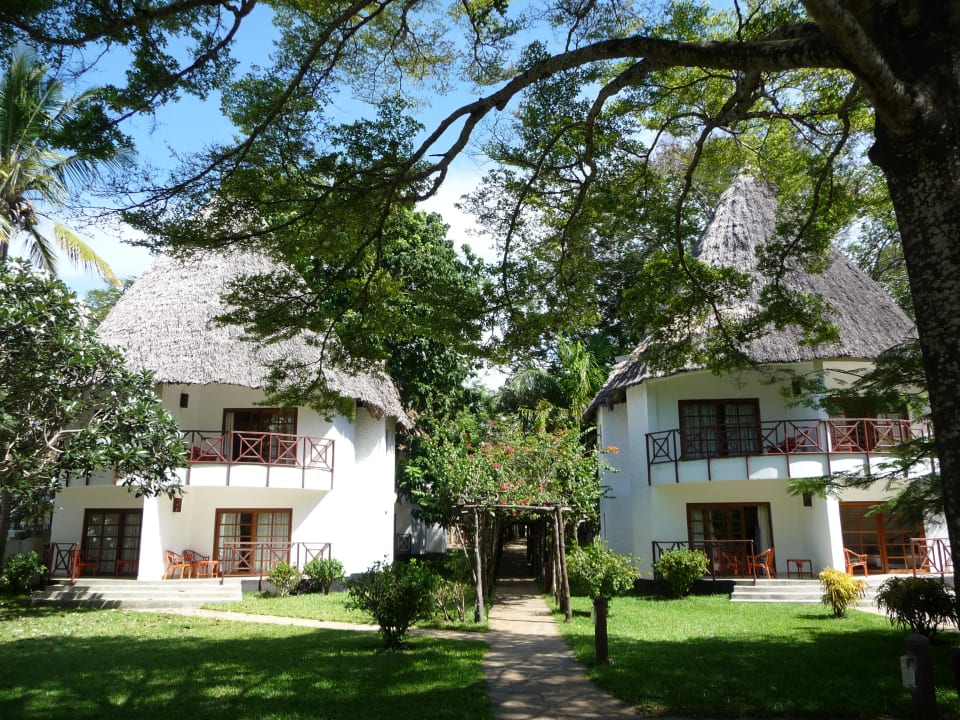 Vom Pool kommend Neptune Village Beach Resort & Spa