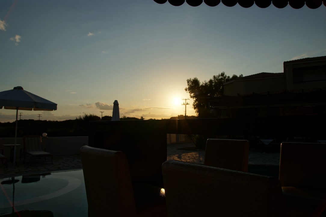 Sonnenuntergang an der Poolbar Olympia Golden Beach Resort & Spa