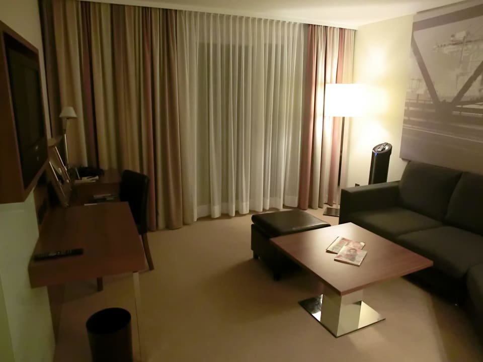 Rechts Wohnbereich, links TV und Schreibtisch Lindner Hotel Hamburg Am Michel, part of JdV by Hyatt