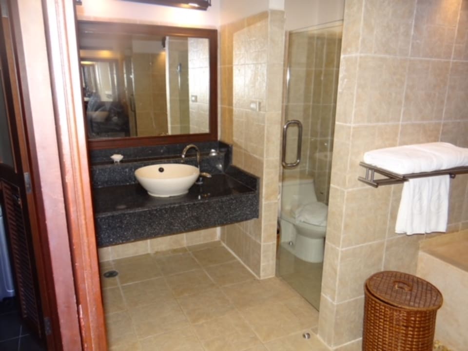 Bad im Pool Villa Zimmer Seaview Khao Lak Resort