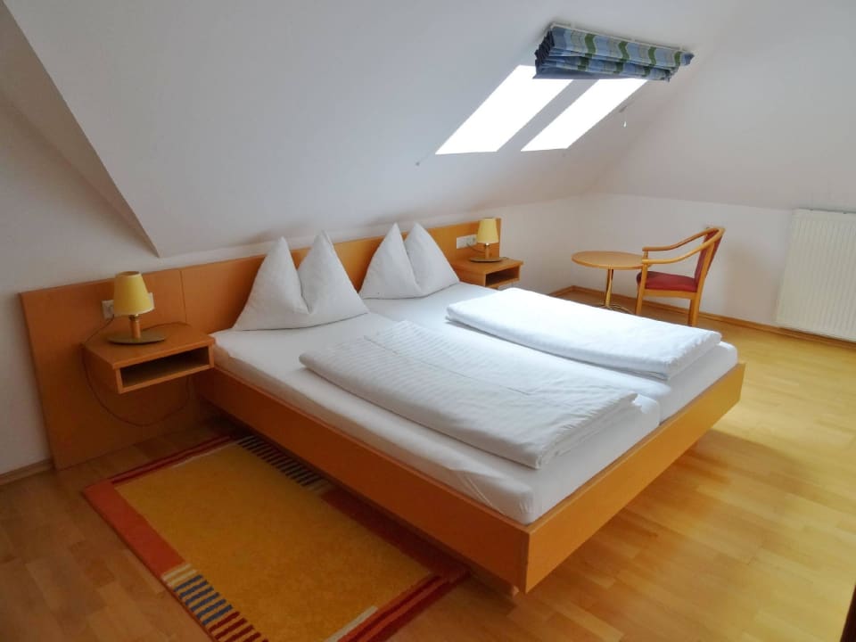 Geräumiges Schlafzimmer OptimaMed Gesundheitsresort Weißbriach