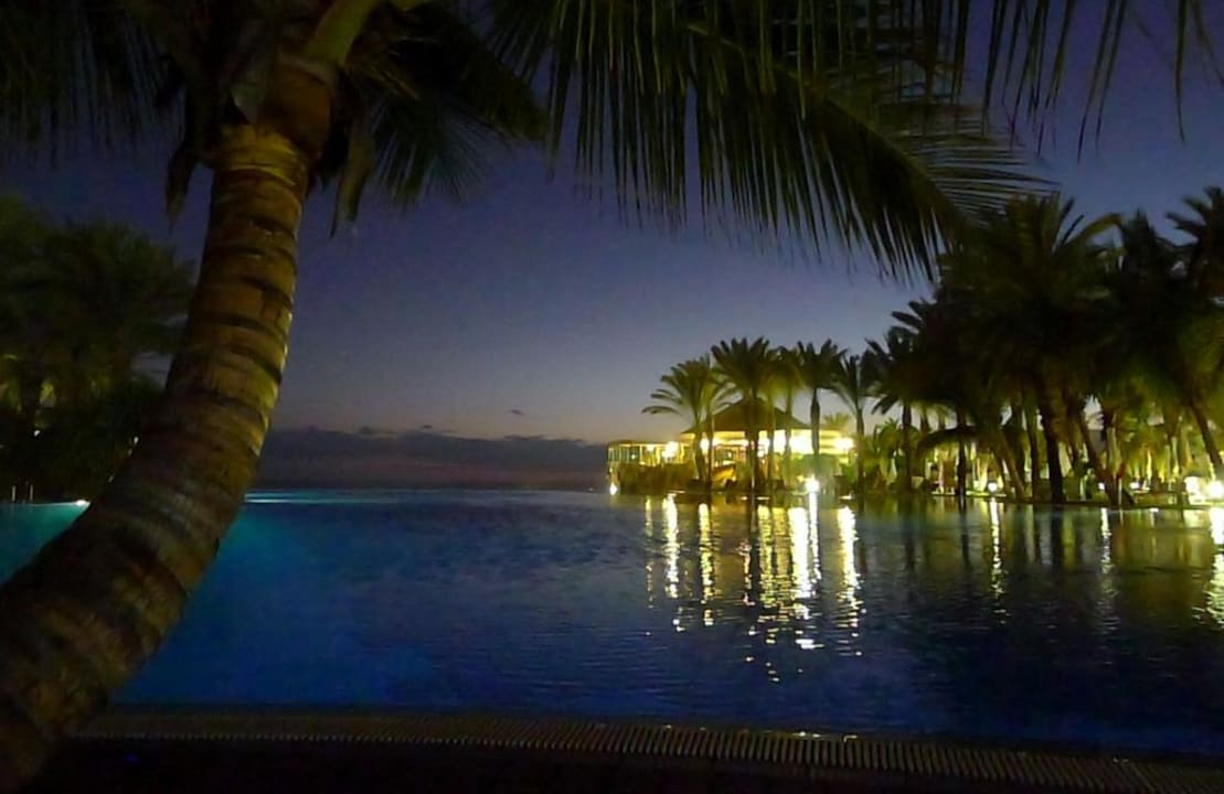 Pool bei Nacht Lopesan Costa Meloneras, Resort & Spa