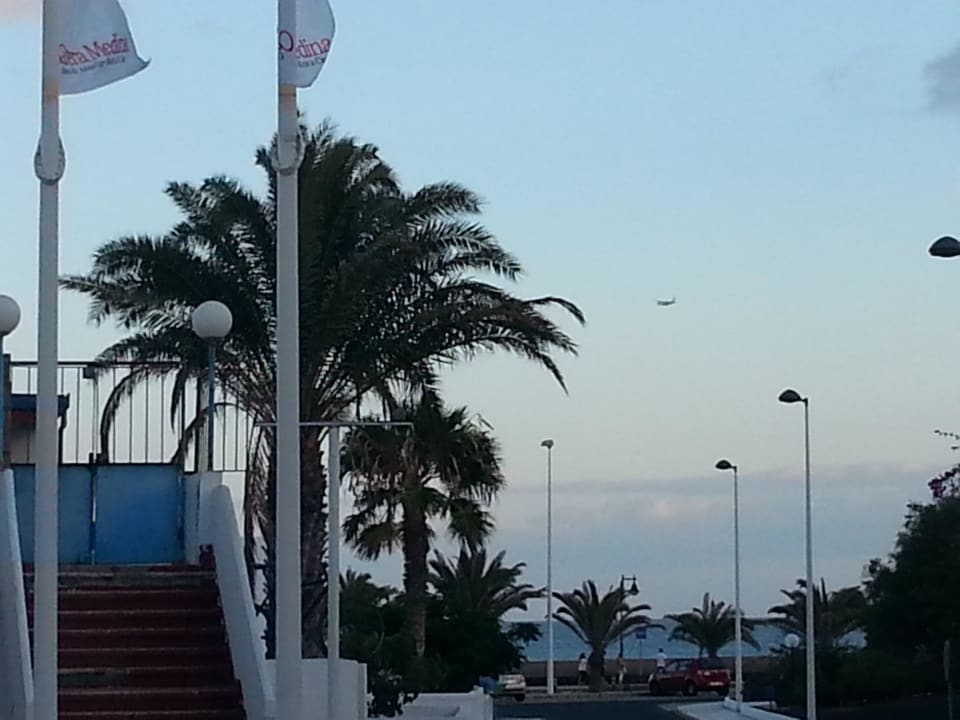 Flugzeug über dem Strand Aparthotel Costa Mar