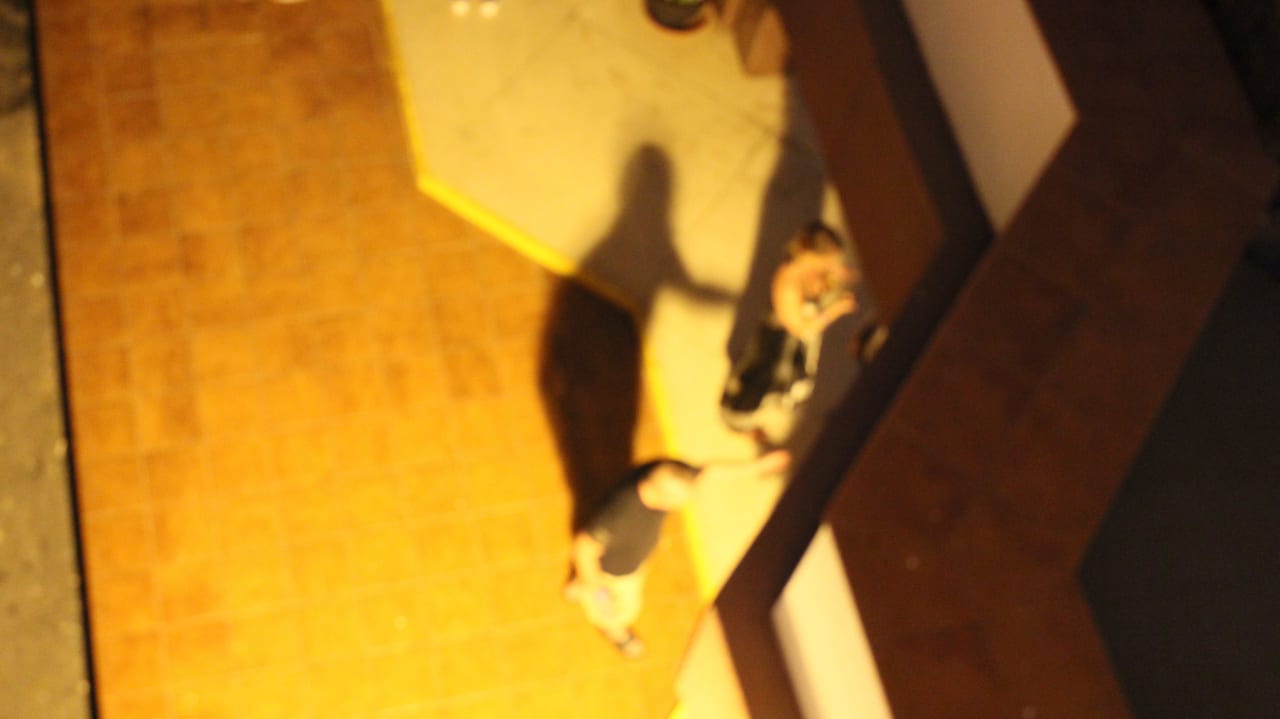 Пьяная компания ночью у входа в отель Hotel Catalonia Punta del Rey