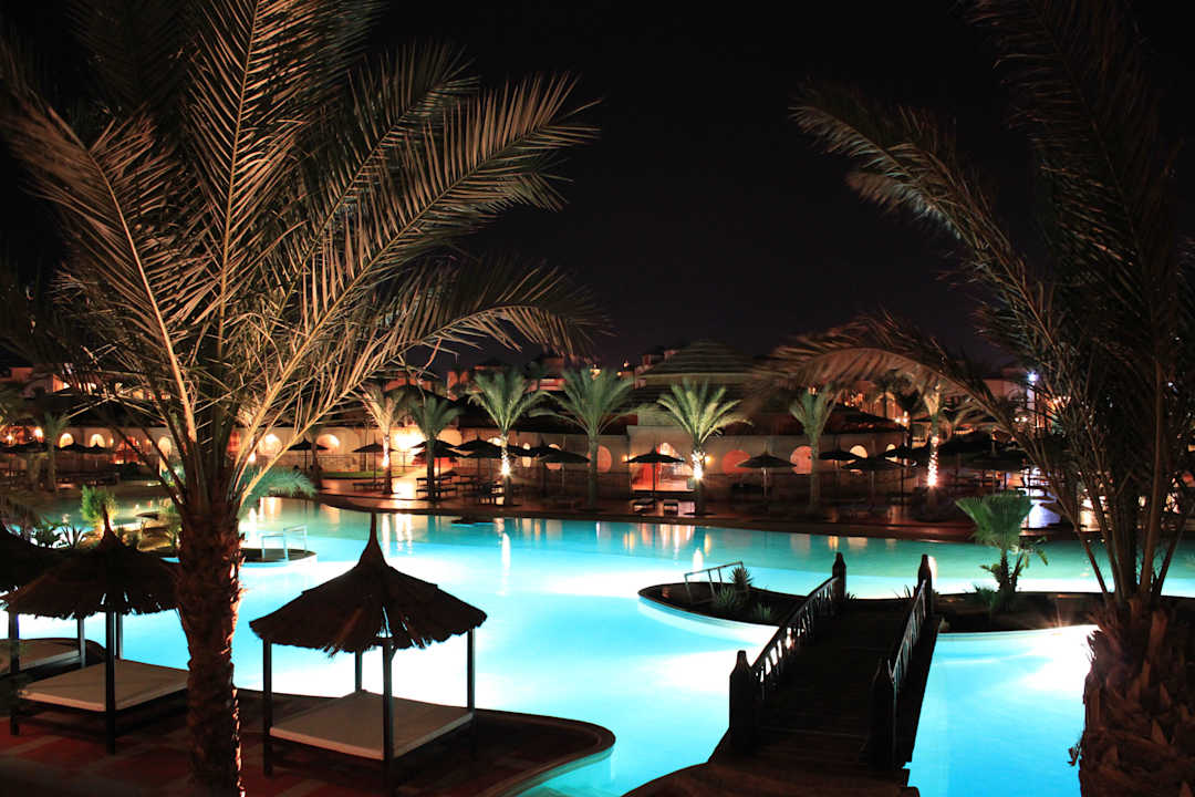 Ночной вид из 3 корпуса Pickalbatros Aqua Vista Resort - Hurghada