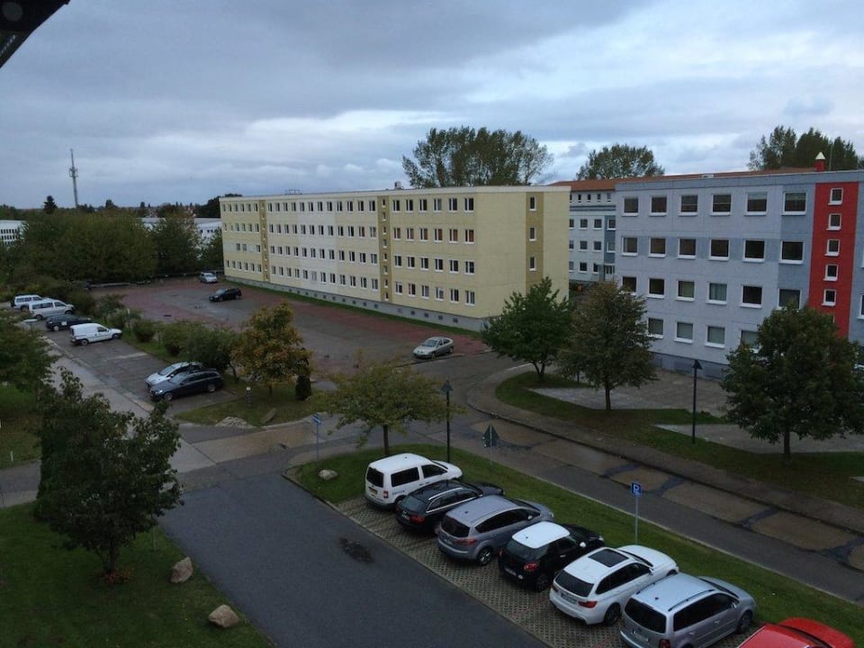 Blick aus dem Zimmer nach links Mercure Hotel Greifswald Am Gorzberg