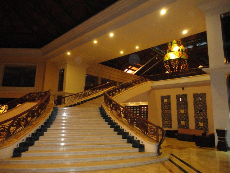 Die Treppe zur Rezeption Majestic Elegance Punta Cana