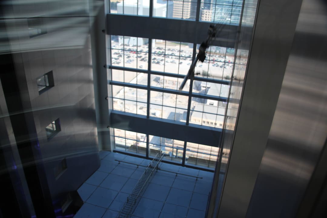 Blick aus den gläsernen Aufzügen Fairmont Dubai