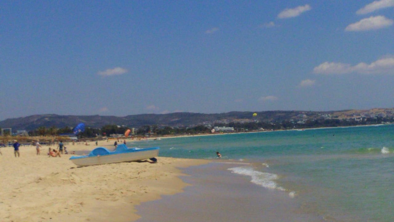 Klares Meer und schöner weicher Sand. Hotel Nesrine