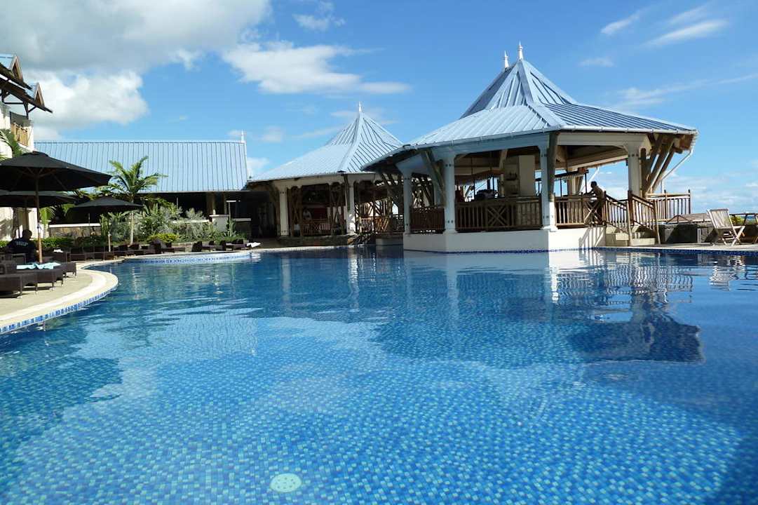 Pool mit Poolbar Pearle Beach Resort & Spa