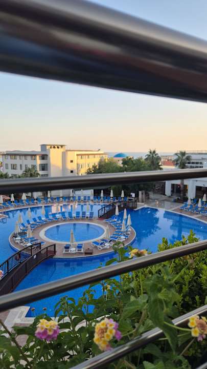 Pool Side Prenses Resort & Spa